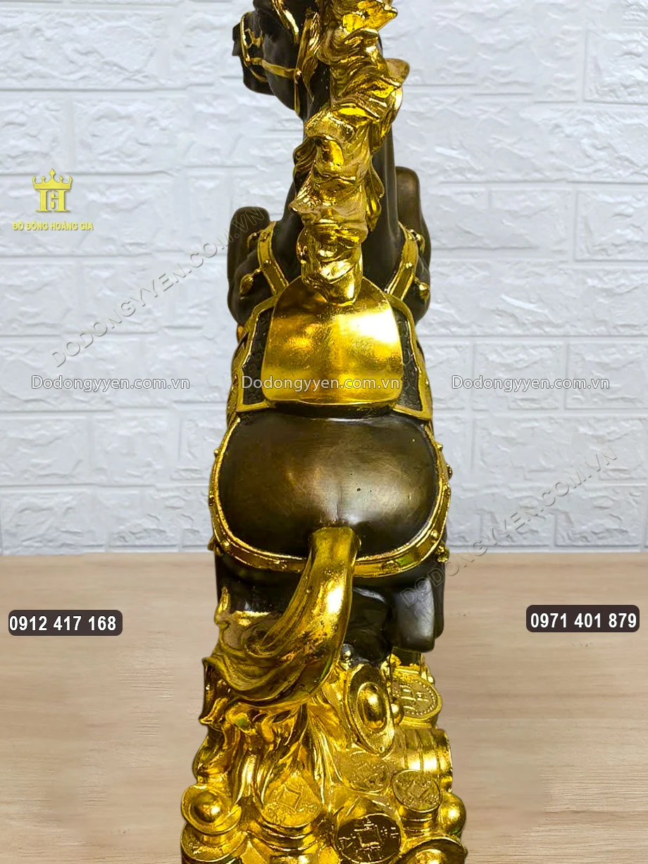 Từng họa tiết hoa văn được chạm khắc sắc n&eacute;t